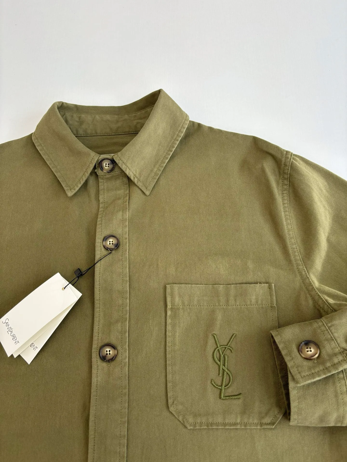 P480 Saint Lauren*/Ysl Saint Laurent embroidered button-down lapel shirt. The natural fiber fabric has excellent breathability and moisture absorption, allowing the skin to breathe freely, keeping it dry and comfortable at all times. You will not feel hot or uncomfortable even if you wear it for a long time. Size: S/M/L/XL